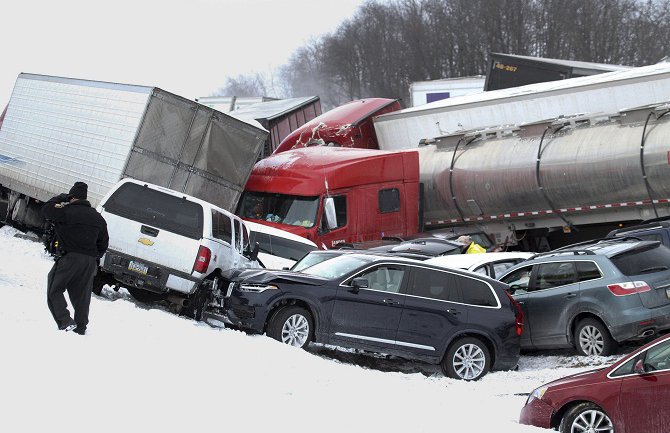 Troje poginulo, 73 povrijeđeno u lančanom sudaru u Pensilvaniji