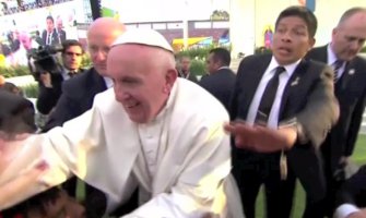 Iznervirali Papu: Vikao na čovjeka koji ga je vukao za rukav (VIDEO)