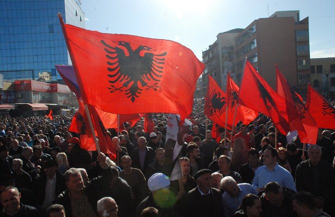 Priština: Hiljade građana stiglo na protest opozicije (Foto)