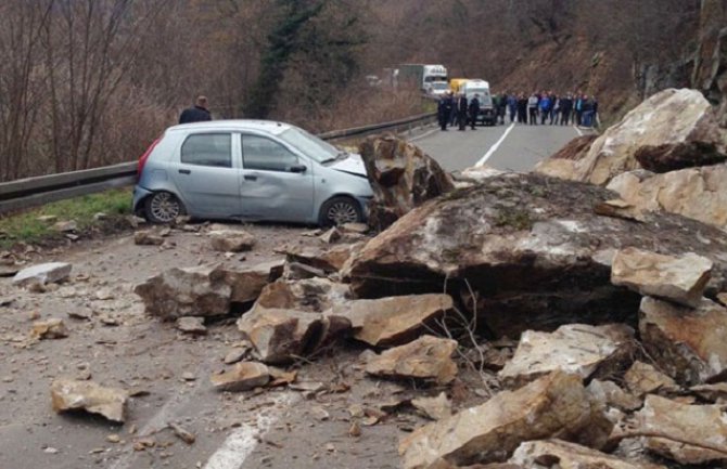 Survalo se kamenje na magistralu: Bračni par 