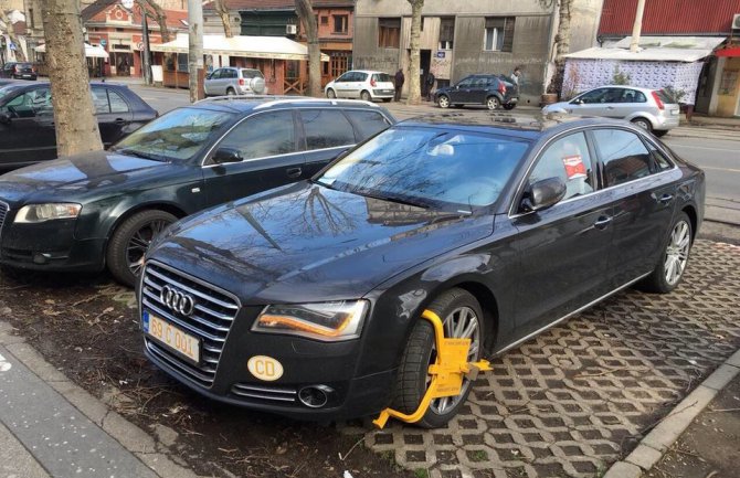 Vozilo CG ambasade blokirano zbog neplaćenog parkinga