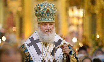 Puklo staklo na avionu kojim je putovao patrijarh Kiril, tragedija izbjegnuta