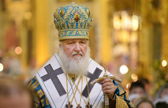 Puklo staklo na avionu kojim je putovao patrijarh Kiril, tragedija izbjegnuta