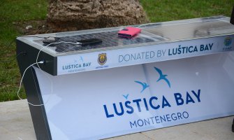 Luštica Bay donirala solarne klupe Tivtu