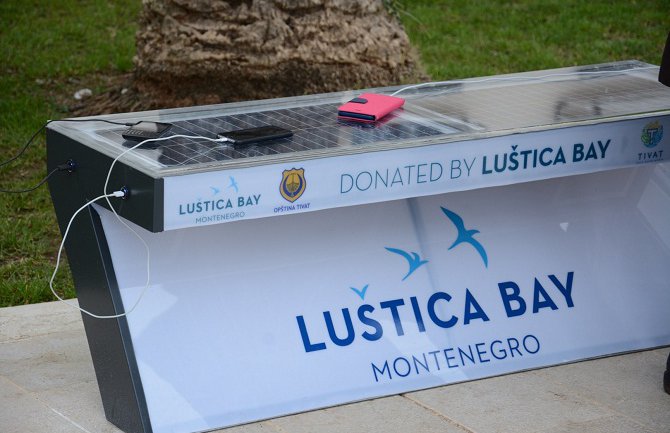 Luštica Bay donirala solarne klupe Tivtu