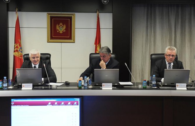 Prodaju avione, kupuju helikoptere