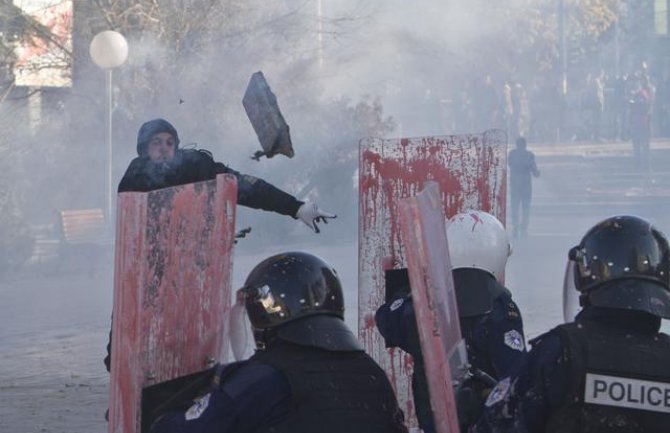 Sukobi u Prištini, povrijeđen 21 policajac