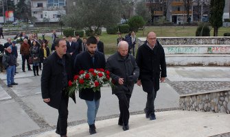 Cvijeće u znak sjećanja na žrtve: Obilježena godišnjica otmice u Štrpcima