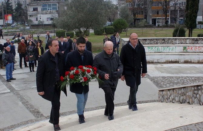 Cvijeće u znak sjećanja na žrtve: Obilježena godišnjica otmice u Štrpcima