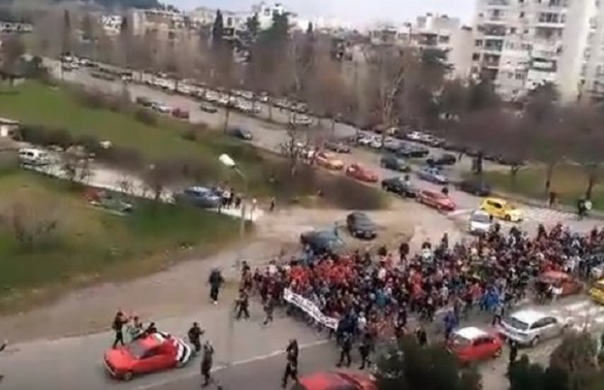 Protest navijača Zabjela:  “Nećemo na ulicu, 'oćemo na utakmicu”