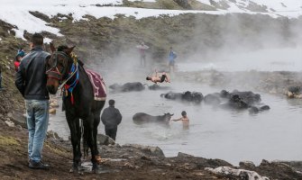 Zajedničko kupanje mladića i životinja u termalnoj vodi (FOTO)