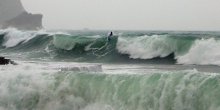 Budva: Uprkos nevremenu surfovao na talasima (FOTO)