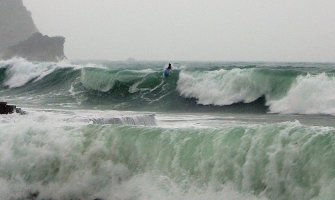Budva: Uprkos nevremenu surfovao na talasima (FOTO)