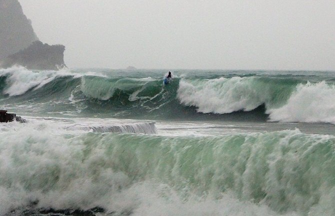 Budva: Uprkos nevremenu surfovao na talasima (FOTO)