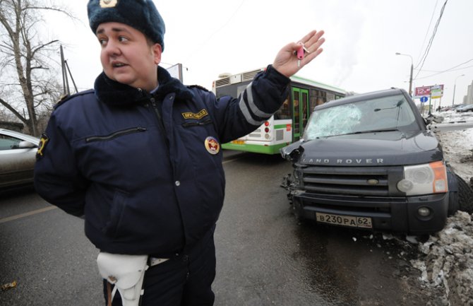 Ruskinja udarila 17 automobila dok se parkirala (VIDEO)