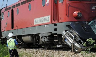 Stravičan udes: Voz naletio na automobil,  stradao vozač