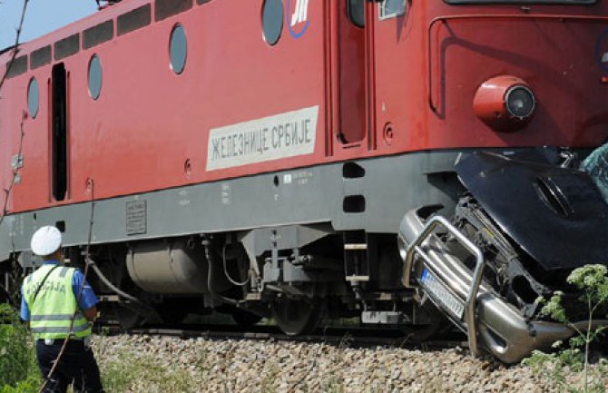 Stravičan udes: Voz naletio na automobil,  stradao vozač