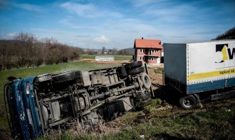 Aktivisti Samoopredeljenja prevrnuli kamion s robom iz Srbije
