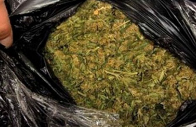 Albanac u bankinama vozila sakrio drogu