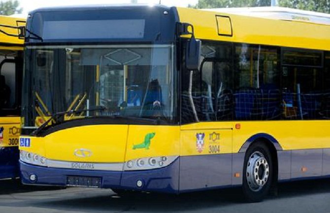 Mahao sjekirom po autobusu i govorio 
