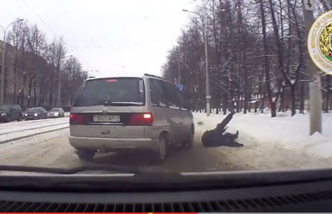 Policajac se postavio ispred auta kako bi spasio dijete(VIDEO)