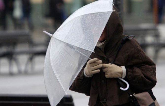 Oblačno sa kišom, jak vjetar