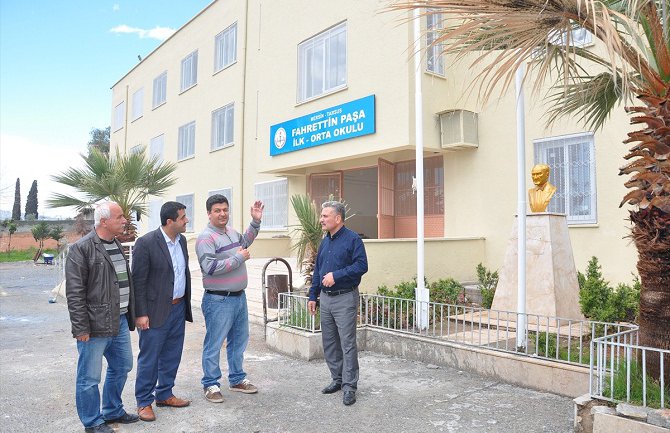 Teroristi bacili molotovljeve koktele na školu