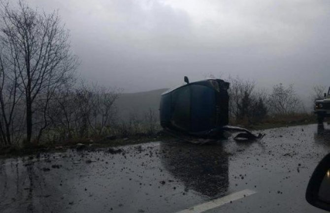 Automobil na putu Danilovgrad-Nikšić udario u stijenu, vozač povrijeđen