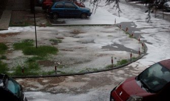 Jako nevrijeme praćeno gradom pogodilo Podgoricu (FOTO)