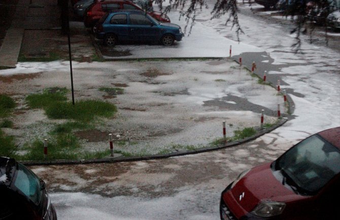 Jako nevrijeme praćeno gradom pogodilo Podgoricu (FOTO)