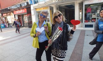 Članovi Mladiinfo dijelili damama ruže i čokoladice za 8. mart