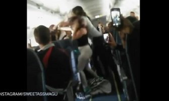 Tuča pet žena u avionu (Video)