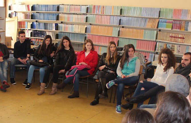 Tuzi: Razgovarali o vršnjačkom nasilju sa gimanzijalcima