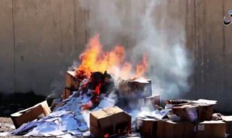 Džihadisti ID spalili hrišćanske knjige 