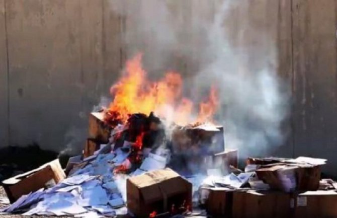 Džihadisti ID spalili hrišćanske knjige 