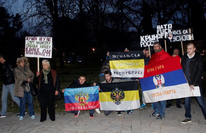 Performans Srpske liste ispred ambasade SAD: Većinsko opredjeljenje u Crnoj Gori anti-NATO