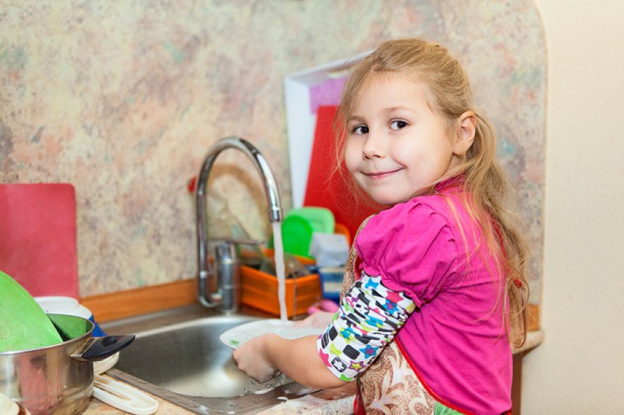 Littlegirlwashingdishes