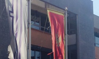 CKM: Bošković da sankcioniše direktora Ekonomske škole zbog pohabane zastave