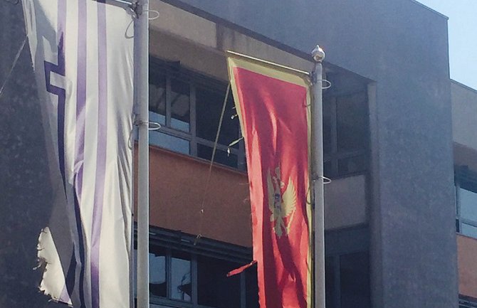 CKM: Bošković da sankcioniše direktora Ekonomske škole zbog pohabane zastave