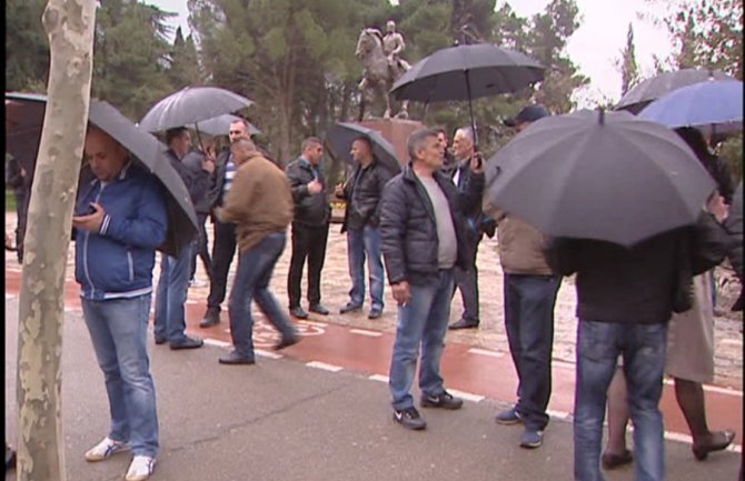 Penzionisani policajci protestuju ispred Skupštine Crne Gore