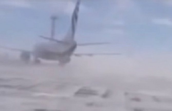 Vjetar okretao Boing 737 po pisti (Video)