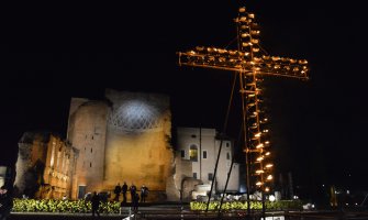 Papa: Trgovci oružjem svoju djecu hrane hljebom koji je umočen u krv
