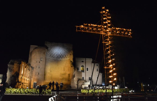 Papa: Trgovci oružjem svoju djecu hrane hljebom koji je umočen u krv