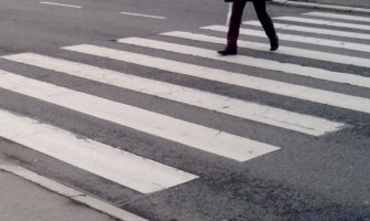 Zatvorska kazna pješacima koji hodaju i tipkaju na telefonu