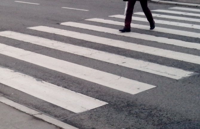 Zatvorska kazna pješacima koji hodaju i tipkaju na telefonu