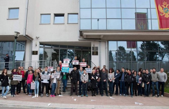 Ministarstvo: Demokratski front da sa okane zloupotreba učenika