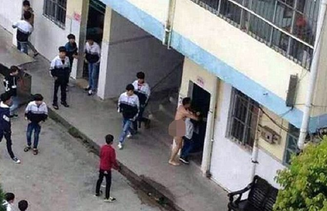 Šokantno ponašanje profesora: Skinuo se go pa napastvovao učenicu! (FOTO)