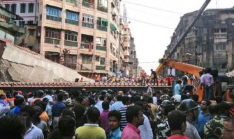 Pao nadvožnjak:Poginula 21 osoba(VIDEO)