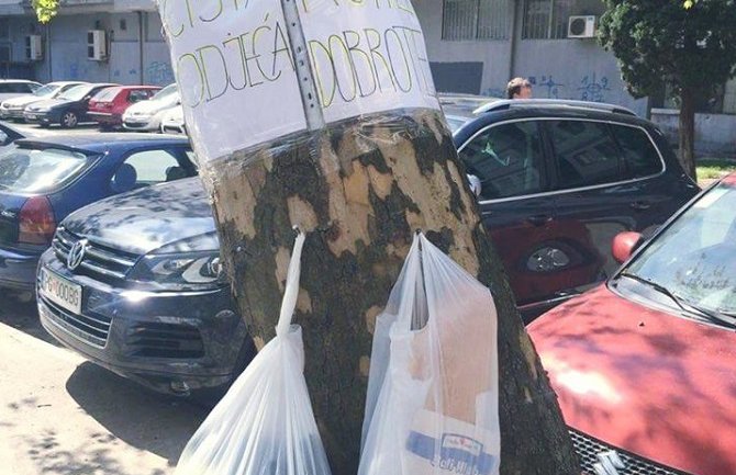 Nakon Pljevalja, kuke dobrote postavljene u Budvi i Podgorici! (FOTO)