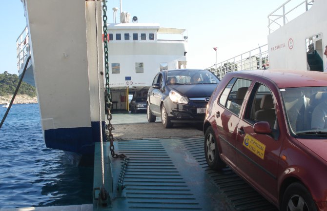 Automobil pao sa trajekta u Kambodži, među stradalima petoro djece